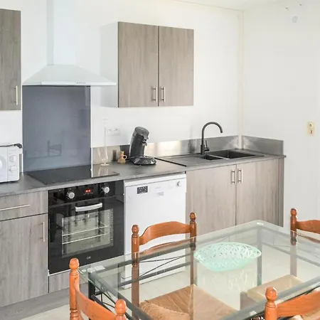 2 Bedroom Amazing In Casa de Férias