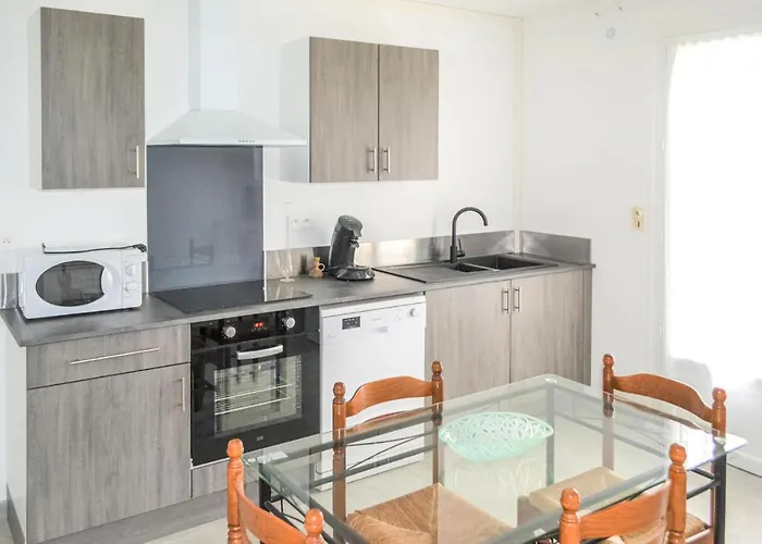 2 Bedroom Amazing In Casa de Férias